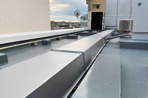 東京都葛飾区 Tビル様~屋上配線カバー板金工事