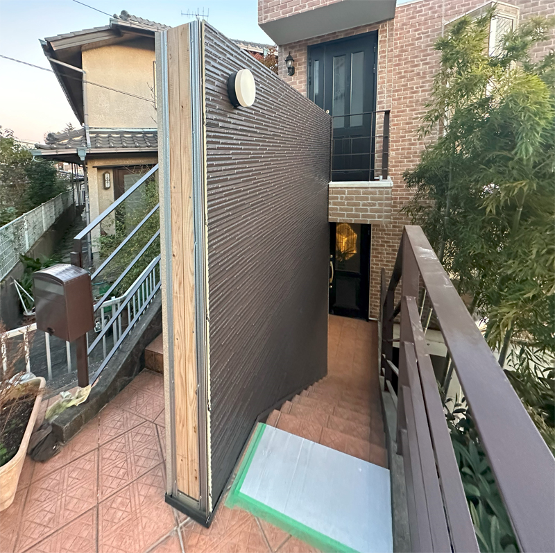 工事中~金属サイディングを施工中