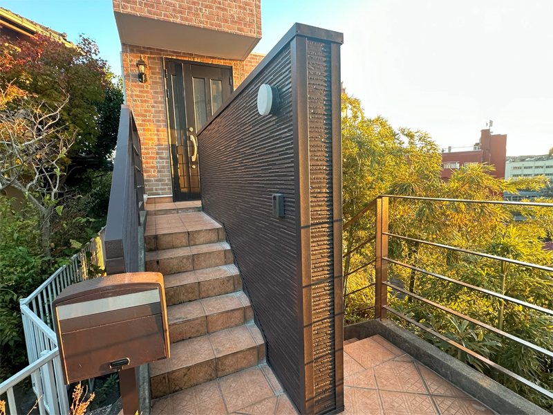 完成状態~サイディングの端は同質材の部材で仕上げてあります