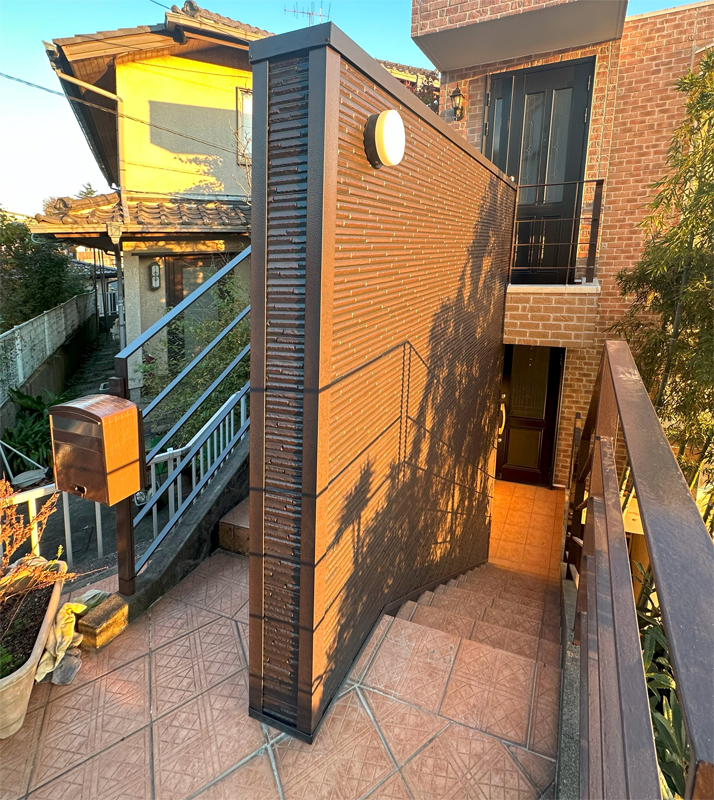 上質感のある金属サイディングを施工した玄関モニュメント