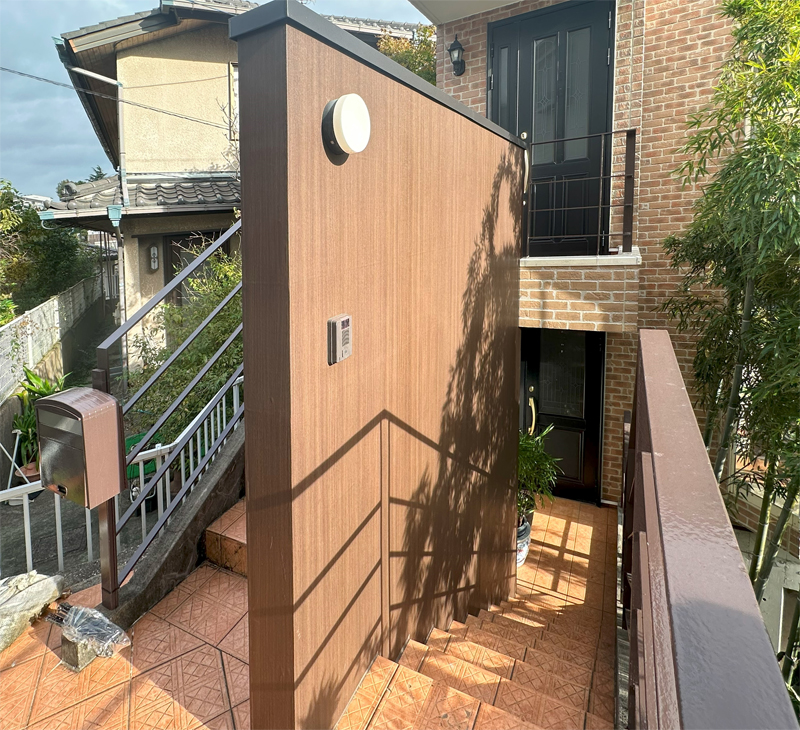 大きなモニュメントのコンクリート壁が階段横にあります