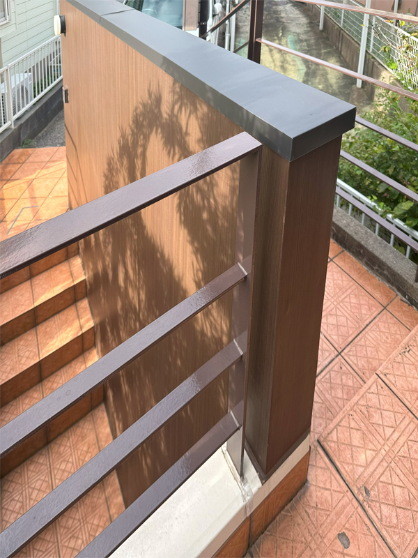 壁の上部は金属製の笠木が付いています