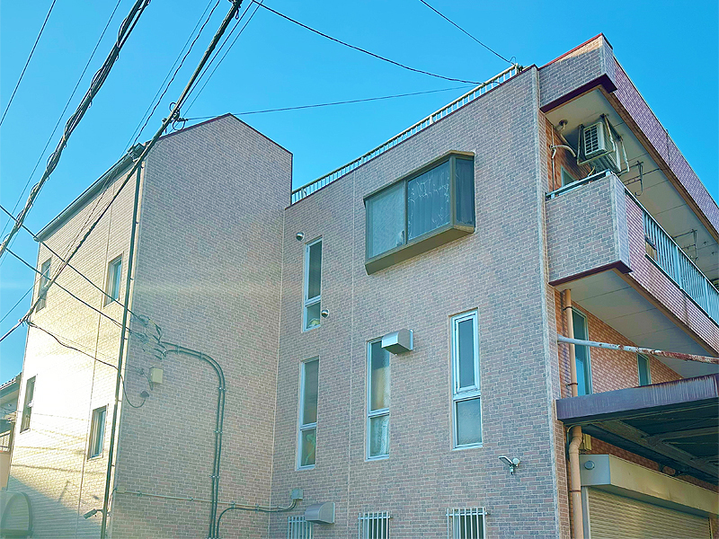 施工完了、レンガ風の格調のあるデザインの金属鋼板のサイディングを貼りました