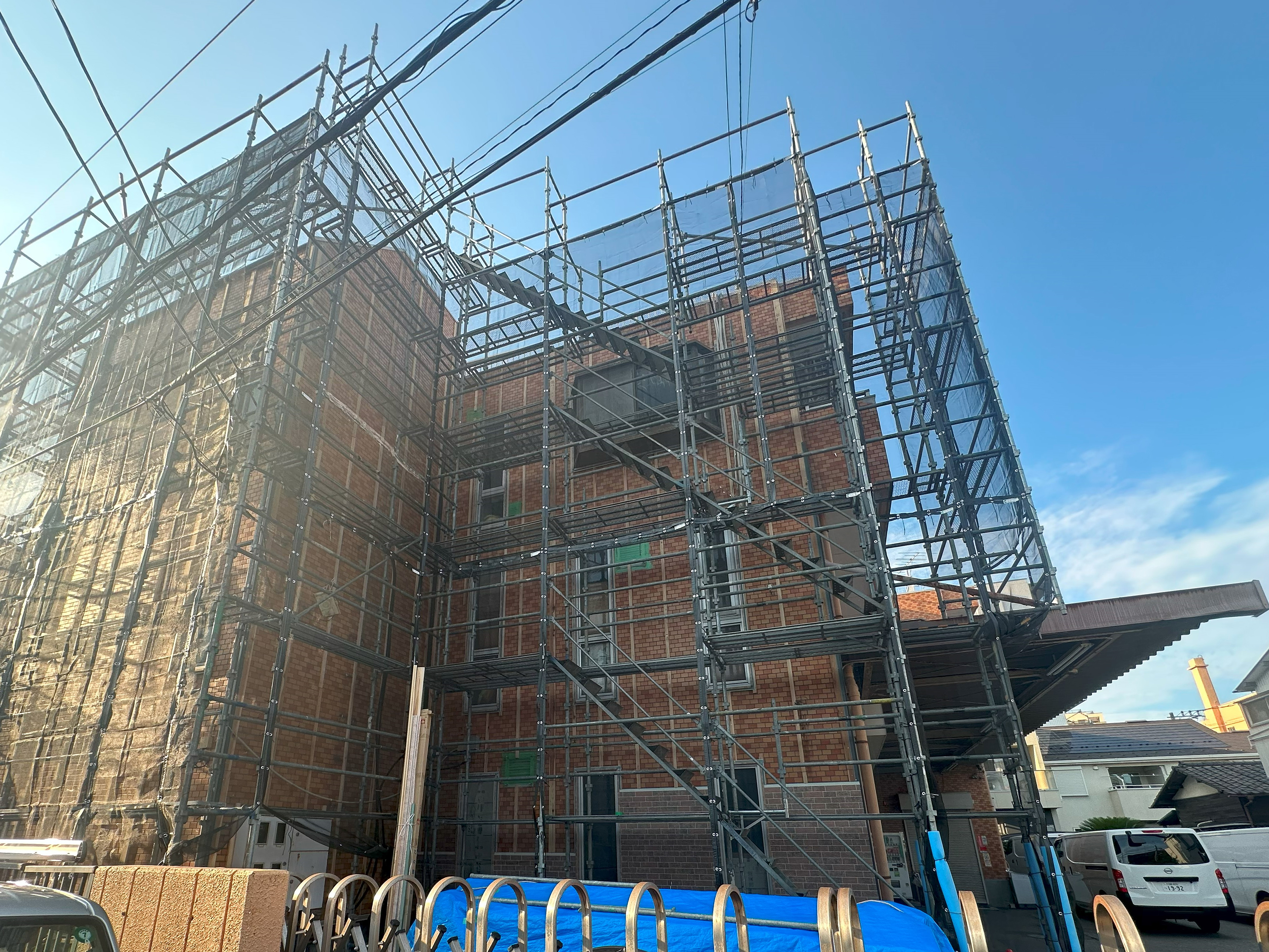 施工中~木下地を取付てサイディング工事を開始